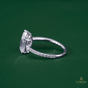 Elegante Anillo de Diamantes Toi Et Moi con Esmeralda Pera, Engaste de Dos Piedras Cruzadas, Diamantes Centrales Montados con Puntas, Anillo con Banda Micro Pavé - Product Image 6