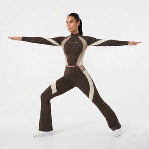 Ensemble de vêtements de sport pour femmes, haut court à manches longues en couleur crème marron, leggings évasés, deux pièces - Product Image 6