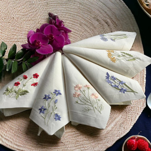 Bloc de main indien Belles serviettes de broderie en tissu de coton imprimé floral en rose saumon foncé, vert sauge, couleur bleu de Delft - Product Image 1