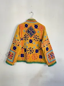 เสื้อแจ็คเก็ตกำมะหยี่สีเหลืองทำมือ ปักลายดอกไม้สีฟ้าครามและสีกรมท่า ดีไซน์หรูหราสไตล์วินเทจ - Product Image 5