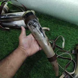 Corne à boire artisanale de qualité supérieure en corne naturelle avec sangle en cuir, réutilisable, style vintage, pour la décoration de bar, au meilleur prix - Product Image 4