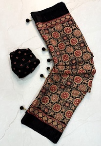 Sari en soie Gaji crêpe à imprimé Ajrakh de créateur, accompagné d'un morceau de blouse non cousu assorti - Product Image 5