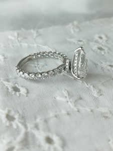 Anillo de diamantes en forma de pera con piedras laterales en oro blanco, una combinación perfecta de encanto clásico, brillo radiante y estilo contemporáneo. - Product Image 2