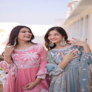 Robe de soirée VASTRA COTTAGE Fandi en satin brodé avec dupatta, travail de sequins et fils, manches longues, robe de créateur pour femmes - Product Image 2