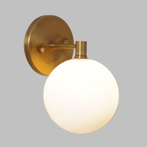 Applique murale en laiton avec globe, luminaire mural en verre laiteux - Product Image 3