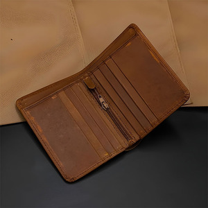Portefeuilles verticaux en cuir marron pour hommes, avec fermeture éclair centrale, compartiments pour pièces de monnaie, compartiment pour billets, coutures simples et soignées, article professionnel, logo personnalisé - Product Image 6