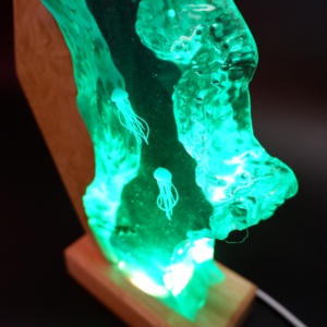 Lampe en résine époxy LED colorée en forme de méduse, lumière de nuit à thème océanique, design côtier, fabriquée au Vietnam - Product Image 6