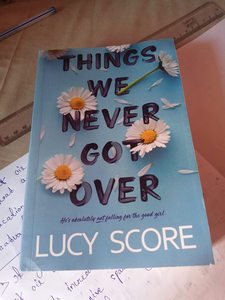 CHOSE QUE NOUS N'AVOINS JAMAIS ECRIVIES par Lucy Score, roman émotionnel contemporain en couverture souple sur l'amour, par Lucy Score - Product Image 4