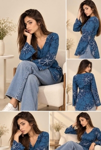 Chemise pour femme en coton tissé à manches longues, col en V, imprimé floral bleu, coupe ample, décontractée, à porter en toutes saisons - Product Image 4