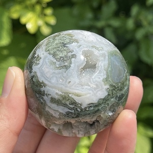 Sphère de cristal en agate mousse naturelle verte, 50-60 mm, polie, durable, pour l'harmonie, la vitalité, la guérison et la méditation (vente en gros) - Product Image 6