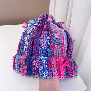 Gorro de punto de ganchillo hecho a mano, cálido, de invierno, estilo urbano, con diseño de arcoíris, desgastado, holgado, con borlas y rayas. - Product Image 4