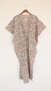 Vestido Kaftan Maxi Boho Chic Rosa con Estampado Floral Hecho a Mano, Cuello en V, Corte Holgado, Algodón, Casual, para Vacaciones y Playa - Product Image 3