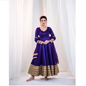 Ensemble Anarkali de créateur avec pantalon et dupatta en soie lourde brodée de sequins, résistant au rétrécissement, pour l'exportation en gros - Product Image 2