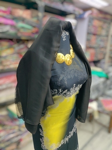 Dirac allemand suisse noir et jaune avec dentelle florale argentée |   Vêtements de cérémonie somaliens de luxe - Product Image 2