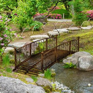 Ponte da Giardino ad Arco in Metallo Bronzato da 7 Piedi con Ringhiere Laterali Decorative a Lavorazione Intarsiata per Arredamento Esterno - Product Image 2