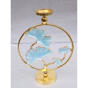 Support à bougie en métal à motif de feuilles créant une ambiance chaleureuse et accueillante qui rehausse chaque moment spécial - Product Image 2