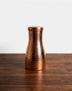 กระติกน้ำทองแดงพรีเมียม OTSAK ดีไซน์หรูหราทันสมัย ฝาทองแดงแบบตอกลาย พกพาสะดวก ใช้ได้ทั้งที่บ้าน ที่ทำงาน และแคมป์ปิ้ง ขนาด 34 ออนซ์ 1000 มล. - Product Image 2