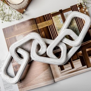 Sculpture en bois de pin indien poli, chaîne à maillons peinte en blanc pour la décoration de table et de la maison par Lametierartz, modèle motif - Product Image 3
