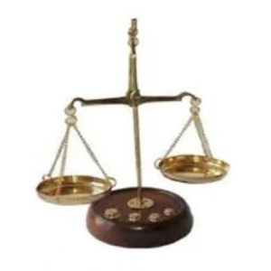 Ancienne balance de bijoutier traditionnelle en laiton, objet décoratif, symbole de la justice et de la loi - Product Image 1