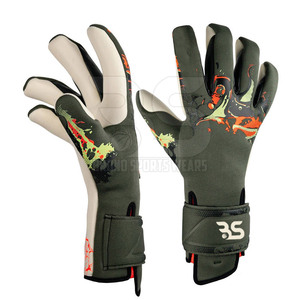 Gants d'entraînement de gardien de but en latex de football avec matériaux durables pour une meilleure manipulation du ballon et une protection accrue, technologie Secure Fit. - Product Image 4