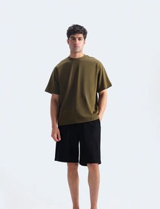 เสื้อยืดคอกลมสีเขียวมะกอกสำหรับผู้ชาย พร้อมกางเกงขาสั้นสีดำ ชุดลำลองสำหรับฤดูร้อน ผ้าถักลายทาง 100% ผ้าฝ้าย แห้งเร็ว - Product Image 1