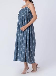 Robe longue élégante en coton à imprimé floral de qualité supérieure pour femme, sans manches, idéale pour l'été, la plage, les fêtes ou les tenues décontractées, disponible à la vente. - Product Image 6