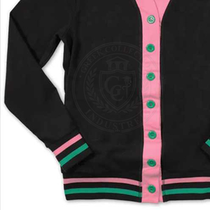 Suéter de Mujer con Cuello en V, Color Negro, de la Hermandad Griega Alpha, 100% Algodón, con Logotipo Bordado, Tejido, en Rosa y Verde Contrastante, Estilo Universitario - Product Image 3