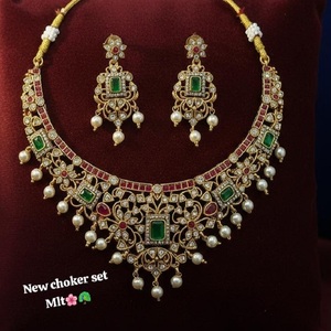 Conjunto de Joyería Étnica Nupcial de Aleación Chapada en Oro con Zirconia y Kundan para Boda, Compromiso o Fiesta: Collar Gargantilla, Pendientes Colgantes y Tikka de Alta Calidad - Product Image 1