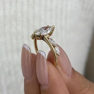 Anillo de Compromiso con Diamante Corte Marquesa para Mujer, Oro Amarillo de 14K, Anillo Solitario con Diamante Cultivado en Laboratorio y Piedras Laterales Marquesa, de Lujo - Product Image 4
