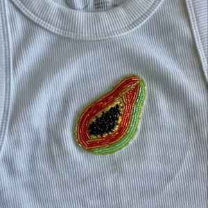 Débardeur court d'été blanc côtelé en coton à col rond, sans manches, avec broderie de perles et patch palmier tropical rose, à prix bas - Product Image 5