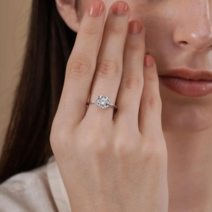 แหวนหมั้นเพชรทรงกลมเจียระไนแบบบริลเลียนท์ที่ได้รับการรับรองจาก IGI ประดับด้วยเพชรทรงกลมและทรงมาร์คีส์ด้านข้าง ตัวเรือนทองคำแท้สำหรับเจ้าสาว - Product Image 5