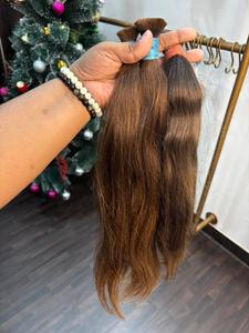 Extensions de cheveux indiens bruns bruts de qualité supérieure avec des tons cendrés naturels ultra-lumineux. Texture fine et soyeuse avec des brins de cheveux apparents - Product Image 2
