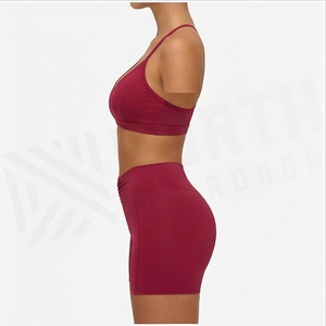Ensemble de yoga 2 pièces : Haut dos nu à col en V profond et short taille haute froncé, couleur bordeaux unie, sans couture, vêtements de sport - Product Image 3