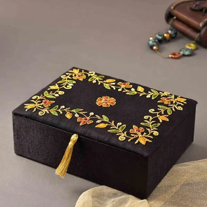 Caja de Joyería Roja con Patrón de Frambuesas Bordado y Cierre Elegante para Guardar Joyas - Product Image 3