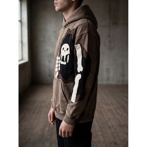 Sweat à capuche oversize marron pour homme avec motif squelette, style streetwear, en molleton avec patch artistique en forme d'os - Product Image 4