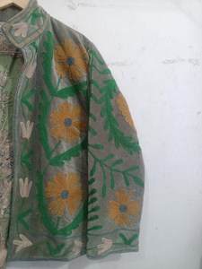 Hermoso Abrigo Bohemio de Moda India, Impresionante Chaqueta de Mujer de Terciopelo Verde Hecha a Mano con Bordado Suzani para Invierno - Product Image 5