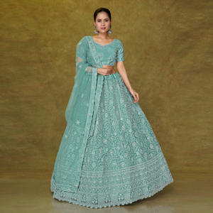 Ensemble Lehenga Choli en tulle avec broderie filigranée sur toute la surface, jupe évasée circulaire, chemisier coordonné et dupatta transparent – Tenue de fête - Product Image 1