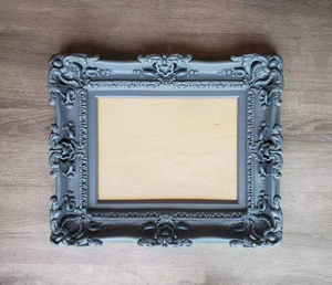 Cadre photo en bois sur mesure avec bordures sculptées pour une touche d'élégance dans toute décoration intérieure. - Product Image 3