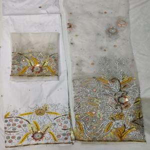 Tela de Malla Blanca Nigeriana de Lujo, Ecológica y de Tradición Atemporal, con Patrón Floral y Diseño Intrincado de Lentejuelas - Product Image 1