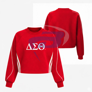 Delta |   Sigma |   Sweat-shirt court Theta Sorority Rouge et Hiver avec broderie blanche et design imprimé à passepoil – Vêtements universitaires DST - Product Image 3