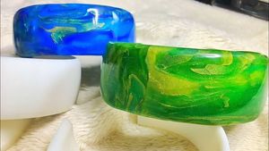 Bracelets en résine UV pour femmes H a CRAFT, faits à la main, écologiques, durables, bijoux de fête classiques avec un motif floral sculpté - Product Image 4
