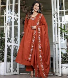 Ensemble Anarkali en rayonne douce effet flammé, brodé, col bateau évasé, manches trois quarts, avec dupatta en coton Chanderi, idéal pour les fêtes, style moderne - Product Image 2