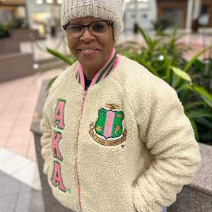 Blouson Bomber Sherpa AKA en Polaire Neutre avec Broderie Chenille Lettres Grecques pour Femme – Manteau d'Hiver de Qualité Supérieure avec Fermeture Éclair - Product Image 4