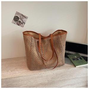 Logra una apariencia veraniega refinada con este bolso de hilo natural hecho a mano, con costuras detalladas para un toque de estilo estacional. - Product Image 3