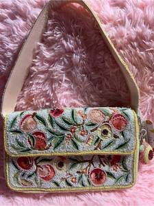 Magnifique sac à bandoulière brodé à la main pour femmes, orné de perles, avec des motifs artistiques traditionnels et un look moderne, travail de couture - Product Image 3