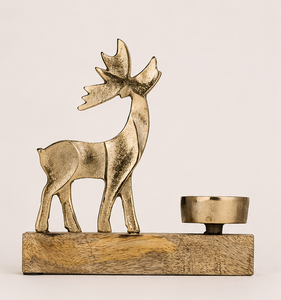 Portavelas de lujo de aluminio dorado con forma de reno y base de madera de mango natural para decoración festiva navideña del hogar y de la mesa. - Product Image 3