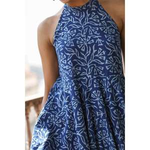 Vestido Midi Azul Estampado con Cuello Halter para Mujer, Vestido Casual de Verano sin Mangas de Algodón - Product Image 4