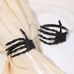 แหวนผ้าเช็ดปากรูปมือสีดำสุดหลอน ดีไซน์แบบโกธิคสุดสยอง สำหรับตกแต่งโต๊ะวันฮาโลวีน ธีมปาร์ตี้สยองขวัญ และการจัดตกแต่งที่น่าขนลุก - Product Image 1