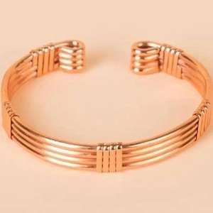 Bracelet manchette unisexe en cuivre martelé fait main, artisanat métallique de luxe, personnalisable pour la remise des diplômes, style antique - Product Image 3