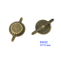 Accessoires de maroquinerie personnalisés en alliage de zinc en forme de triangle pour baskets